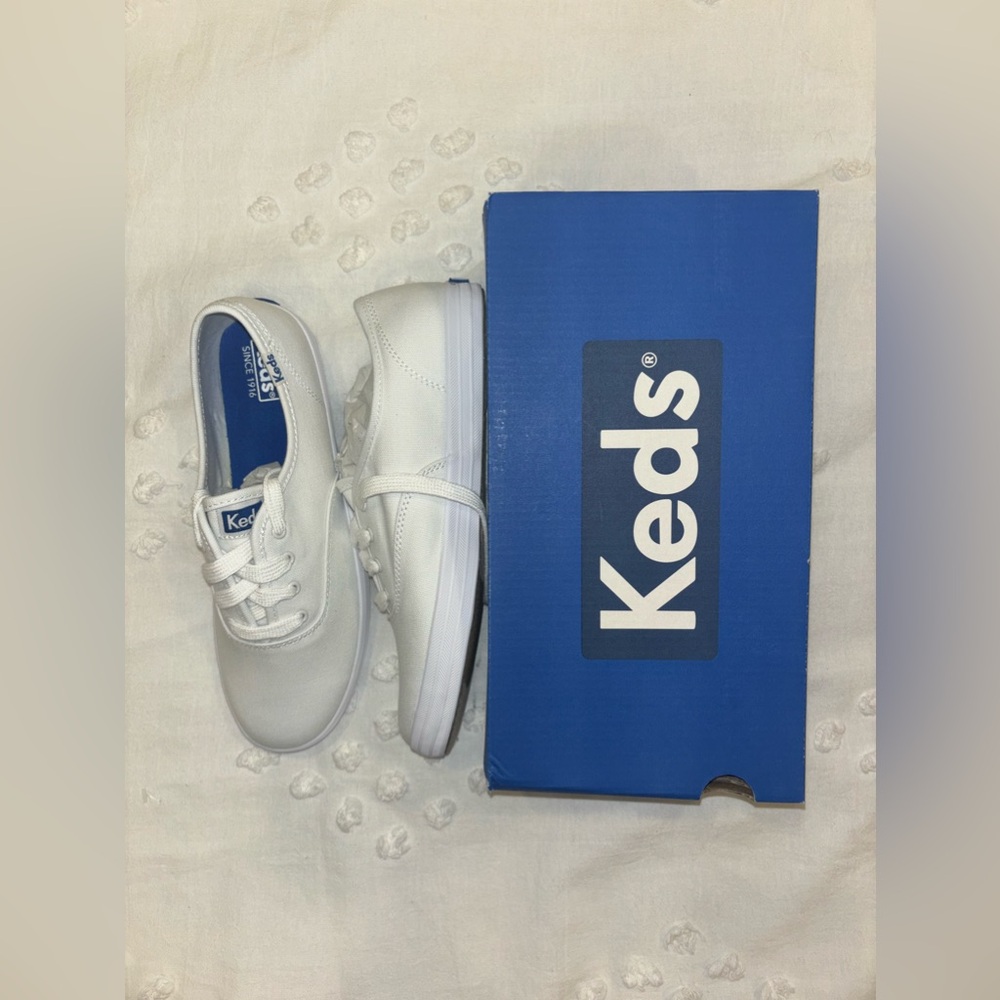 NEVER WORN KEDS